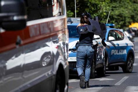 Roma Lotta Allo Spaccio La Polizia Arresta 4 Pusher