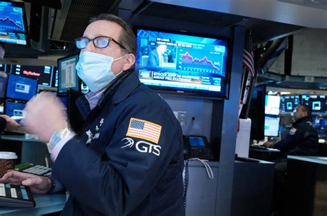 Dow Falls 300 Points As Investors Grapple With Feds Plans For Rate Hikes Russia Ukraine