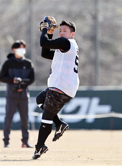 【巨人】ドラ1浅野翔吾、原点「イチローモデル」のグローブで新人合同自主トレスタート プロ野球写真ニュース 日刊スポーツ