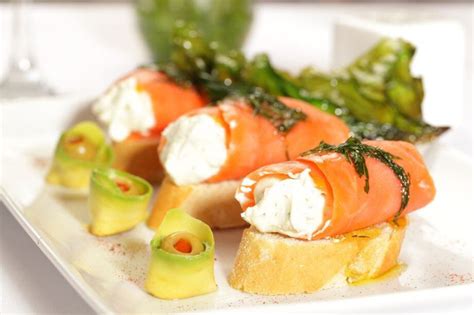 Tapa de salmón ahumado con crema agria EL ESPECTADOR