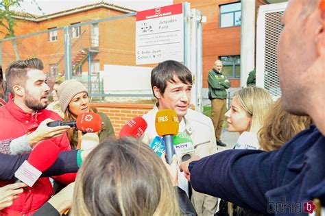 Juan José Ballesta en la puerta de los juzgados tras declarar por una