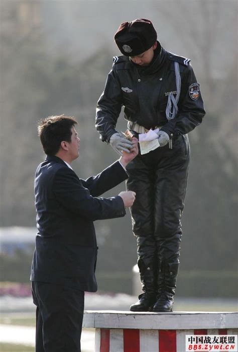 Chinese policewoman in full leather uniform | 군복, 기록사진, 가죽 옷