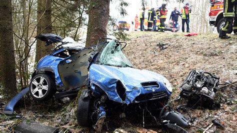 Geisenhausen Mini Cooper Fliegt Von Der Stra E Und Prallt Heftig Gegen