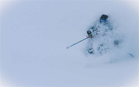 Deep powder skiing - SkiTheWorld.com