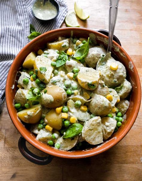 Kartoffelsalat med pesto dressing Vegansk grøn salat med kartofler