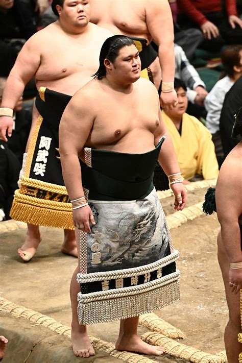 新入幕の大の里が2連勝「攻める意識で行こうと」序盤戦5日間を4勝1敗の好成績で通過 大相撲写真ニュース 日刊スポーツ