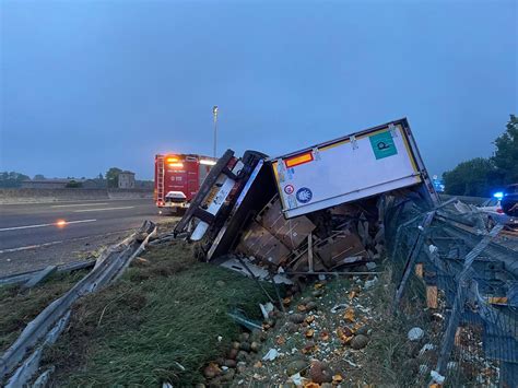 Camion Carico Di Zucche Si Ribalta In Autostrada Gazzetta Di Modena