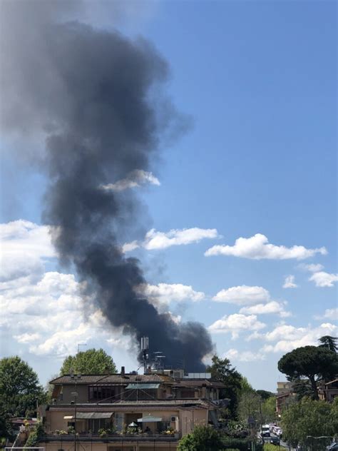 Incendio Roma Enorme Colonna Di Fumo Nero A Tor Cervara Capannone In