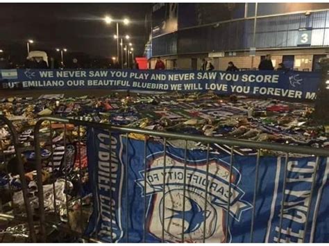 Torcida Do Cardiff Faz Faixa Homenagem Para Emiliano Sala Lance