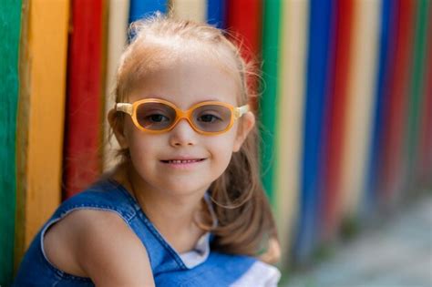 Une Petite Fille Atteinte Du Syndrome De Down Portant Des Lunettes Pour