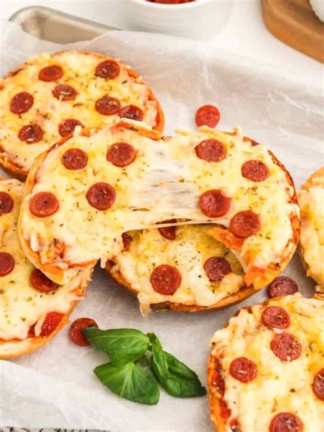 Quick Air Fryer Pizza Bagels – Crayons & Cravings