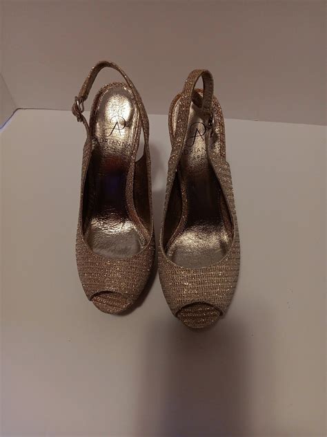 ADRIANNA PAPELL Rita Nude Gold Metallic Peep Toe Slin Gem