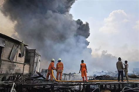 Kebakaran Landa Permukiman Padat Penduduk Di Jakarta Ratusan Rumah Hangus