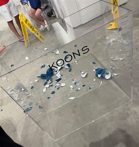 The Virality Of That Broken Jeff Koons Sculpture Says A Lot About Arts