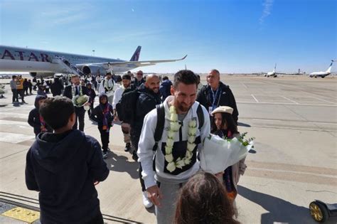 Lionel Messi, Kylian Mbappe and Neymar greeted with flowers and music ...