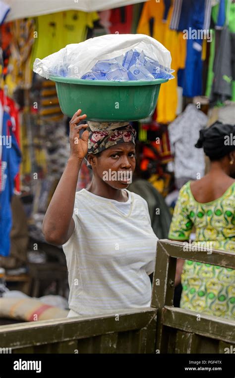 Lom Togo Jan La Mujer Togolesa No Identificado Lleva Una