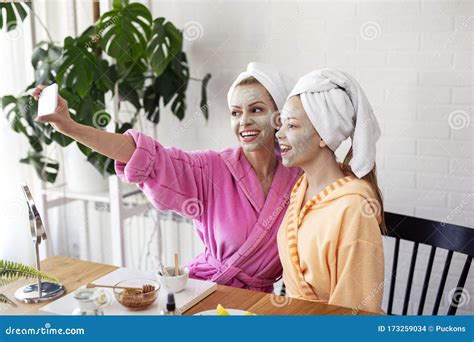 Moeder En Haar Dochter Met Een Masker Op Het Gezicht Dat Selfie Neemt