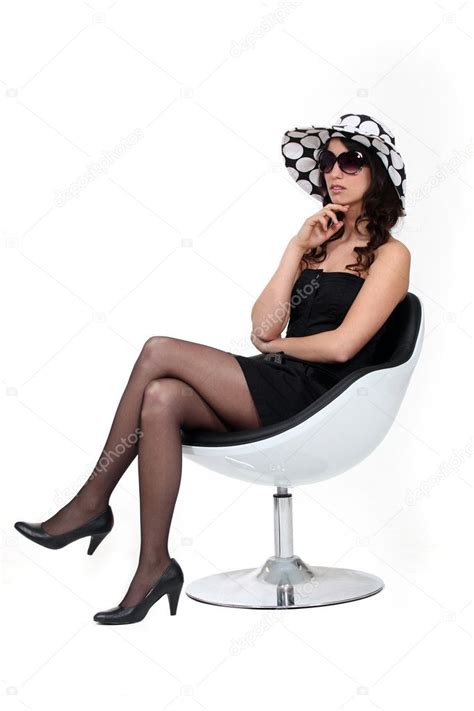 Femme Assise Sur Une Chaise Image Libre De Droit Par Photography33