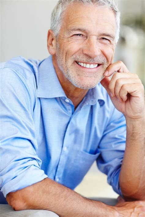 Retrato De La Sonrisa Satisfecha Del Hombre De Negocios Maduros Imagen