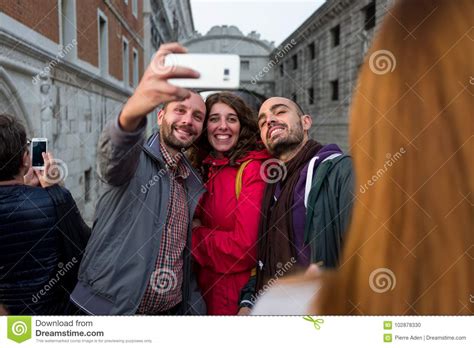 Venecia De Octubre Los Turistas Desconocidos Hacen Que Un Selfie