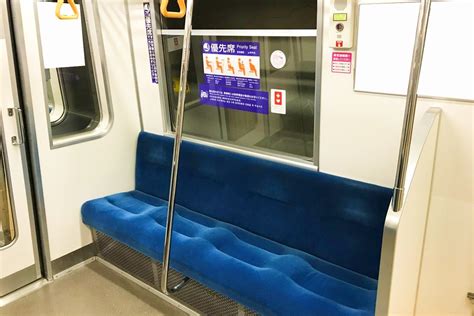 「トラブルになるのが面倒」 電車やバスの「優先席」が空いていても座らない人たちの言い分 マネーポストweb Part 3