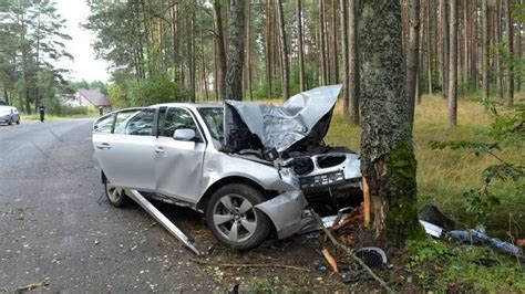 Bmw Ucieka Przed Policj Uderzy W Drzewo