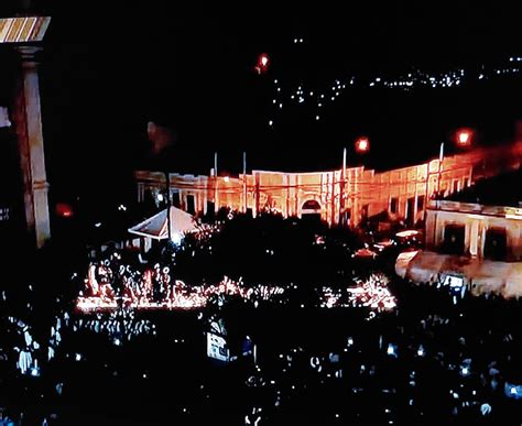 Vista nocturna de la Proseción de la Consagrada Imagen del Señor ...