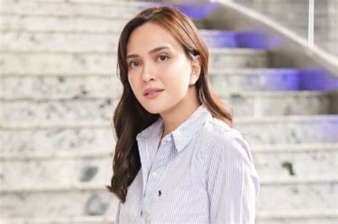 Shandy Aulia Pamer Foto Pakai Mukena Dan Salat Netizen Salfok Lihat