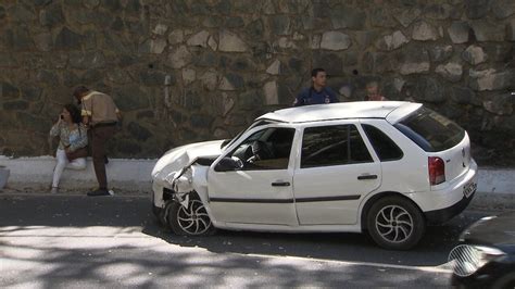 Carros batem de frente e trânsito fica lento na região da Avenida