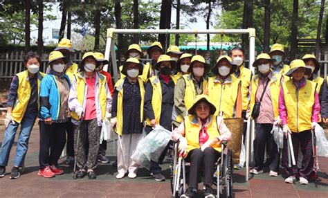 대한노인회 경기 수원시 권선구지회 한솔봉사단 아파트 주변 환경정화 활동 백세시대