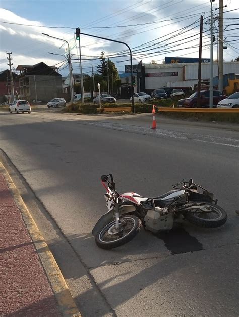 Motociclista colisionó con una 4x4 en Ushuaia con personas