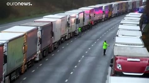 Des Milliers De Camions Europ Ens Bloqu S En Angleterre Vid O Dailymotion