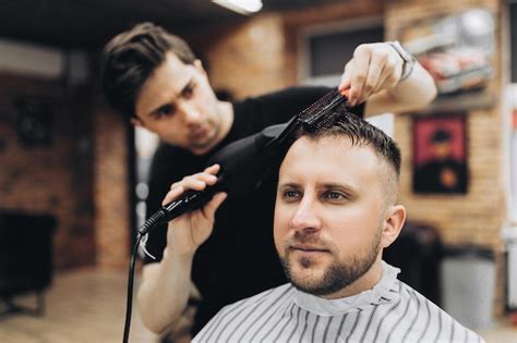 Peluquero Masculino Secando El Cabello De Hipster Foto Premium