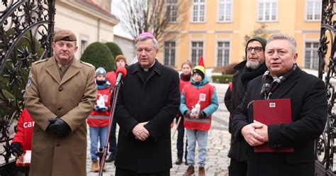 Magia Wi T Tysi Ce Paczek Dla Potrzebuj Cych Rozdano Na Ostrowie Tum