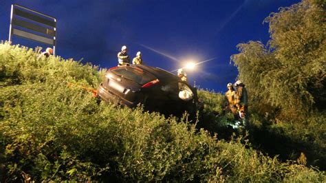 [fotos] Auto Nach Frontalzusammenstoß Auf Böschung Am Hafenbecken