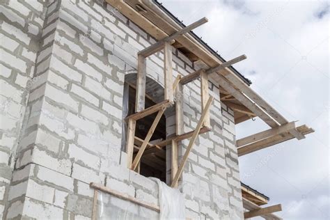 Primer Plano Vista De Andamios Y Casa En Construcci N Con Soportes Para