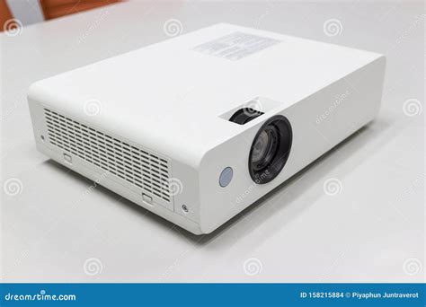 Proyector Blanco Para Presentaciones De Trabajo En Mesa Foto De Archivo