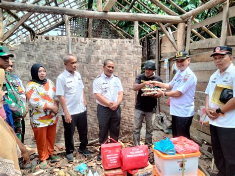 Bergerak Cepat Pj Bupati Mesuji Salurkan Bantuan Korban Angin Puting