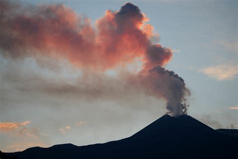 Etna In Eruzione Fontane Di Lava E Cenere Chiuso Laeroporto Di