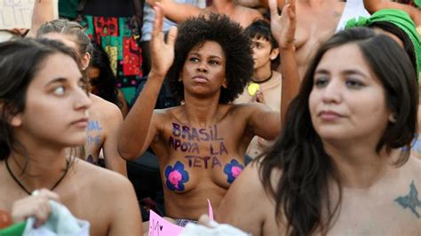 El Tetazo Convoc A Cientos De Mujeres En El Obelisco De Buenos Aires