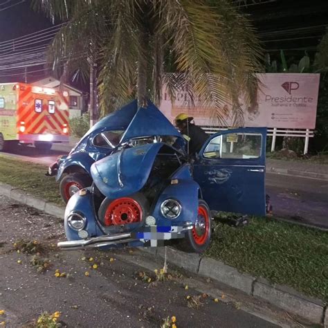 FOTOS Colisão deixa homem em estado grave e fusca destruído em SC