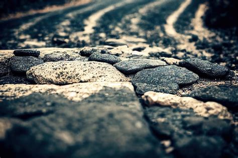 Voie de route de campagne sinueuse d asphalte vide dans la forêt de