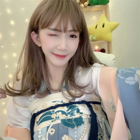 浪live上的中秋節快樂🍒珍妮🐩休 今年的嫦娥終於比較正常惹🥰謝謝今天容我任