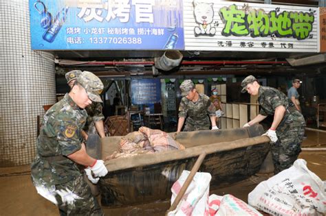 广西柳州：武警官兵星夜驰援一线清淤！国防军事中华网