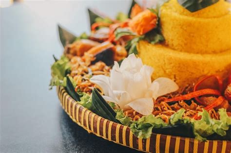 Nasi Tumpeng Nusantara Java Comida Tradicional El Elaborado Rijsttafel