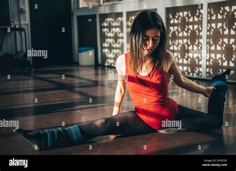 Girl Doing Splits Hi Res Stock Photography And Images Alamy