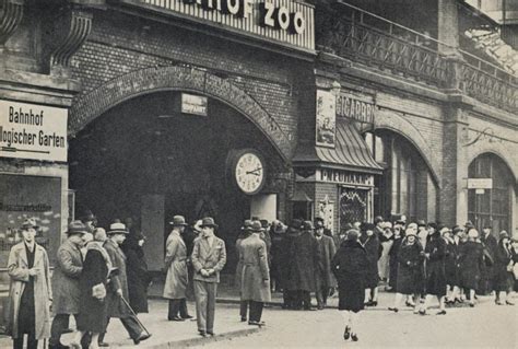 31 Vintage Photographs Captured Street Scenes of Berlin in the 1920s ...