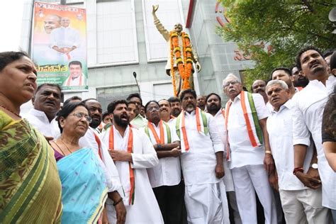 YSR anniversary celebrated at YSR statue in Punjagutta