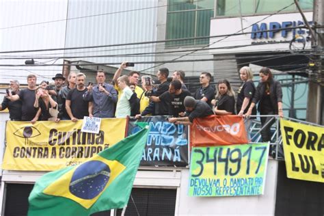 Integrantes De Movimentos De Direita Participam De Ato Em Apoio A