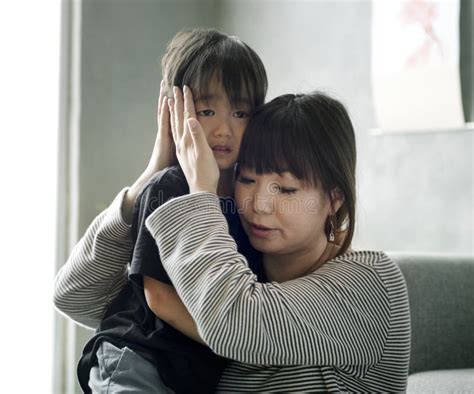 Madre E Figlio Giapponesi Famiglia Immagine Stock Immagine Di